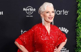 والدة إيلون ماسك تحذّر من تراجع الإنجاب