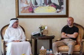 سعود بن صقر يستقبل لاعب نادي الإمارات أندريس إنييستا