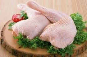 ماذا يحدث إذا أكلت الدجاج نيئا؟