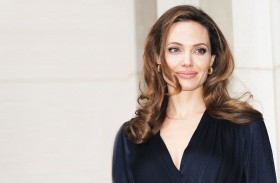 أنجلينا جولي: ندوب جسدي رمز القوة واخترت الجراحة لأبقى أطول وقت مع أطفالي