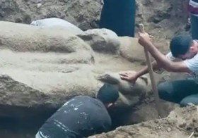 الصدفة تقود إلى تمثال «محتمل» لرمسيس الثاني 