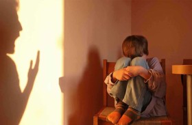 يحتجز طفله 10 سنوات داخل غرفة مهجورة