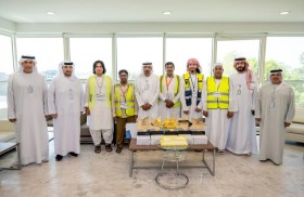 بلدية مدينة أبوظبي تكرم عدداً من الباعة والعاملين تشجيعاً على الالتزام بأفضل معايير النظافة العامة والمظهر الحضاري