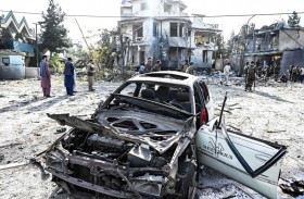 طالبان تستهدف وزير الدفاع الأفغاني والجيش يدافع عن المدن 