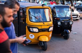 الأزمة الخانقة تغير عادات اللبنانيين في التنقل 