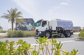 كناسة متطورة مدعومة بالذكاء الاصطناعي لتنظيف شوارع منطقة الظفرة