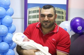 مستشفى بارين الدولي يحتفي بولادة «جوزيف«، أوّل طفل في العام 2020 