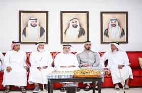 سيف بن زايد يقدم واجب العزاء في وفاة موزة محمد المنصوري