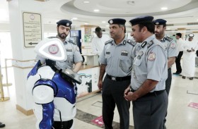 شرطة أبوظبي تدشن «روبوتًا ذكيًا» لإسعاد المتعاملين