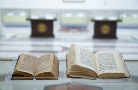 حاكم الشارقة يهدي الجامعة القاسمية مخطوطتين نادرتين