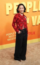 الممثلة الأمريكية جي يونغ يو لدى حضورها العرض الأول لفيلم «أشخاص نلتقيهم في الإجازة» على منصة نتفليكس في هوليوود. ا ف ب 