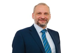 ميديكلينيك مستشفى بارك فيو تجري أول إجراء تصحيح جراحي للجنف بنظام ApiFix في الإمارات