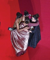 المخرجة الهندية بايال كاباديا تحتفل مع طاقمها بعد فوزها بالجائزة الكبرى عن فيلم «كل ما نتخيله كضوء» خلال الحفل الختامي للدورة الـ77 لمهرجان كان السينمائي. (ا ف ب)