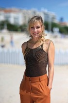 الممثلة البلجيكية إيميلي دي رو تستعرض مهاراتها في فيلم  Dead End  ضمن فعاليات الدورة الثامنة من مهرجان كان السينمائي. (ا ف ب)
