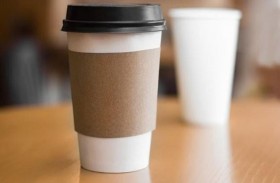 تحذير من شرب القهوة في الأكواب البلاستيكية