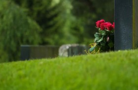 اشترى ورداً لقبر ضحيته