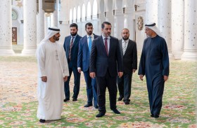 وزير الخارجية في الحكومة السورية الانتقالية يزور جامع الشيخ زايد الكبير في أبوظبي