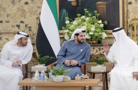 حمدان بن زايد يستقبل عدداً من الشيوخ والمسؤولين والمواطنين في برزة قصر النخيل بأبوظبي