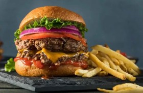 شاب بين الحياة والموت بعد ابتلاع برغر كامل 