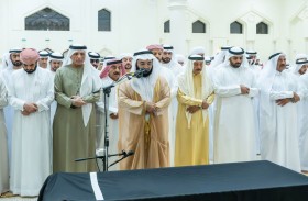 سعود بن صقر يؤدي صلاة الجنازة على جثمان الشيخة شمسة سعيد الكتبي