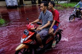فيضانات بمياه حمراء تجتاح قرية إندونيسية