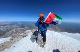 عائشة مصبح المعمري المكرمة بجائزة أبوظبي تنجح في الوصول إلى أعلى قمة في أوروبا وترفع علم الإمارات فوق سفحه