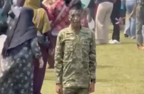 لم يجد أحداً ينتظره.. بكاء جندي يثير تفاعلاً 