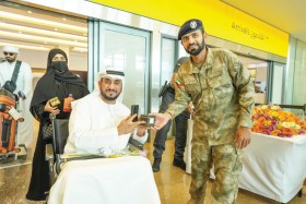 شرطة أبوظبي تستقبل الحجاج العائدين عبر مطار زايد الدولي بالورود