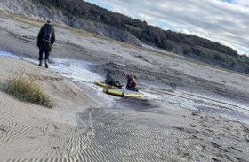 عملية إنقاذ مثيرة لبريطاني ابتلعته الرمال المتحركة