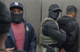 القضاء يجيز لعناصر «الهجرة الأميركية» بتغطية وجوههم 