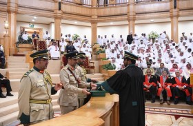 عبد الله المري يسلّم الشهادات للخريجين من المرشحين والمرشحات