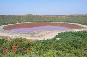 بحيرة شهيرة تتحول إلى اللون الوردي.. ما السبب؟