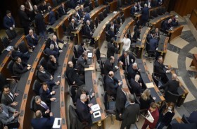 نائبان لبنانيان باتا ليلتهما في قاعة البرلمان 