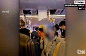  فيديو يوثق ما حدث  داخل الطائرة السنغافورية 