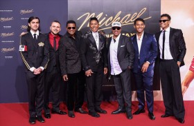 ماذا تفعل عائلة مايكل جاكسون في برلين؟