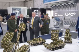 الوكيل المساعد للإسناد والصناعات الدفاعية يزور عددا من أجنحة الشركات في معرض دبي للطيران