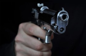 طبيب يقتل ابنتيه ثم ينتحر