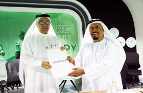 الفريق ضاحي خلفان يكرم ميرزا الصايغ تقديراً لدعمه رعاية الموهوبين