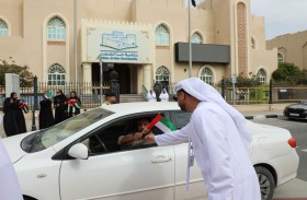 بلدية دبا الحصن توزع علم الإمارات على منازل المواطنين والمقيمين