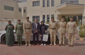 طالبة تفاجئ شرطياً برسالة شُكر... وشرطة دبي ترد بتكريمها في مدرستها
