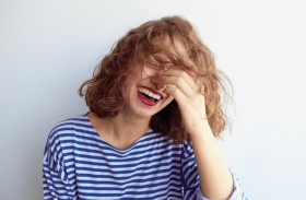 باحثة تطالب بتعزيز استخدام «الضحك» في العلاج