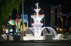 تركيب أكثر من 7000 مجسم هندسي وعلم احتفاءً بعيد الاتحاد في منطقة الظفرة