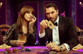 بصورة مع أحمد عز.. مونيكا بيلوتشي تروّج لفيلم «7dogs»