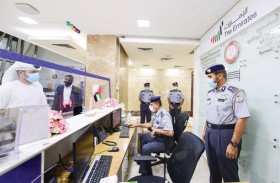    قائد عام شرطة أبوظبي يطلع على الجهود التطويرية بمركز شرطة الشعبية ويلتقي بالمراجعين