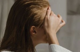 النوم بشعر مبلل.. عادة ليلية قد تهدد صحة فروة الرأس