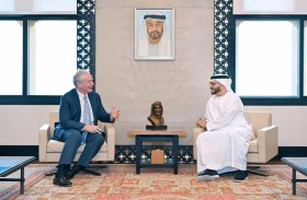 أنور قرقاش يلتقي السيناتور الأمريكي فان هولين