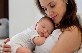 تلامس الأم والرضيع يقلل البكاء ويطيل الرضاعة الطبيعية