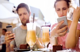 العلاقات الزوجية بخطر.. السبب يكمن في الهواتف المحمولة
