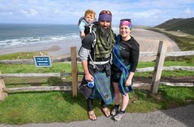 يعود من رحلة مشي 6 سنوات