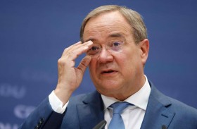 مرشح ميركل لمنصب المستشارية يشن هجوما على منافسه